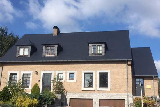 Maison mitoyenne dont une partie du toit a été repeint